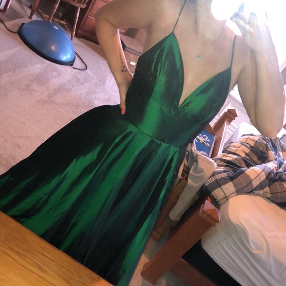 Lightly used Sherri Hill emerald grad ball gown 💚 - Picture 2 of 6
